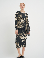 InWear - RuthIW Print Dress - midi dresses - black large flower silhouette - 3