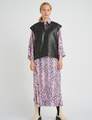 InWear - DwynIW Dress - skjortekjoler - pink oversized snake - 5