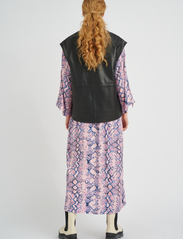 InWear - DwynIW Dress - hemdkleider - pink oversized snake - 6