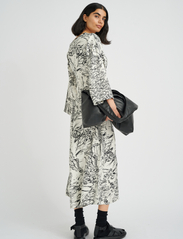 InWear - DritaIW Dress - midi kjoler - graphic big abstract butterfly - 4