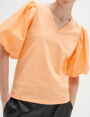 InWear - UmeIW V-neck - short-sleeved blouses - cantaloupe - 2