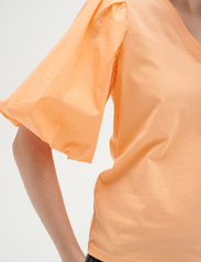 InWear - UmeIW V-neck - short-sleeved blouses - cantaloupe - 5