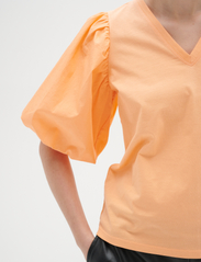 InWear - UmeIW V-neck - short-sleeved blouses - cantaloupe - 6