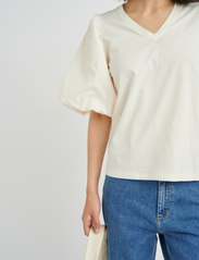 InWear - UmeIW V-neck - short-sleeved blouses - whisper white - 6