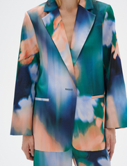 InWear - TessahIW Blazer - festkläder till outletpriser - blurry flower - 5