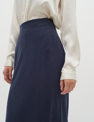 InWear - AronoIW Long Skirt - midiseelikud - marine blue - 7
