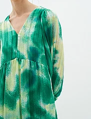 InWear - HimariIW Dress - midiklänningar - green art splash - 5