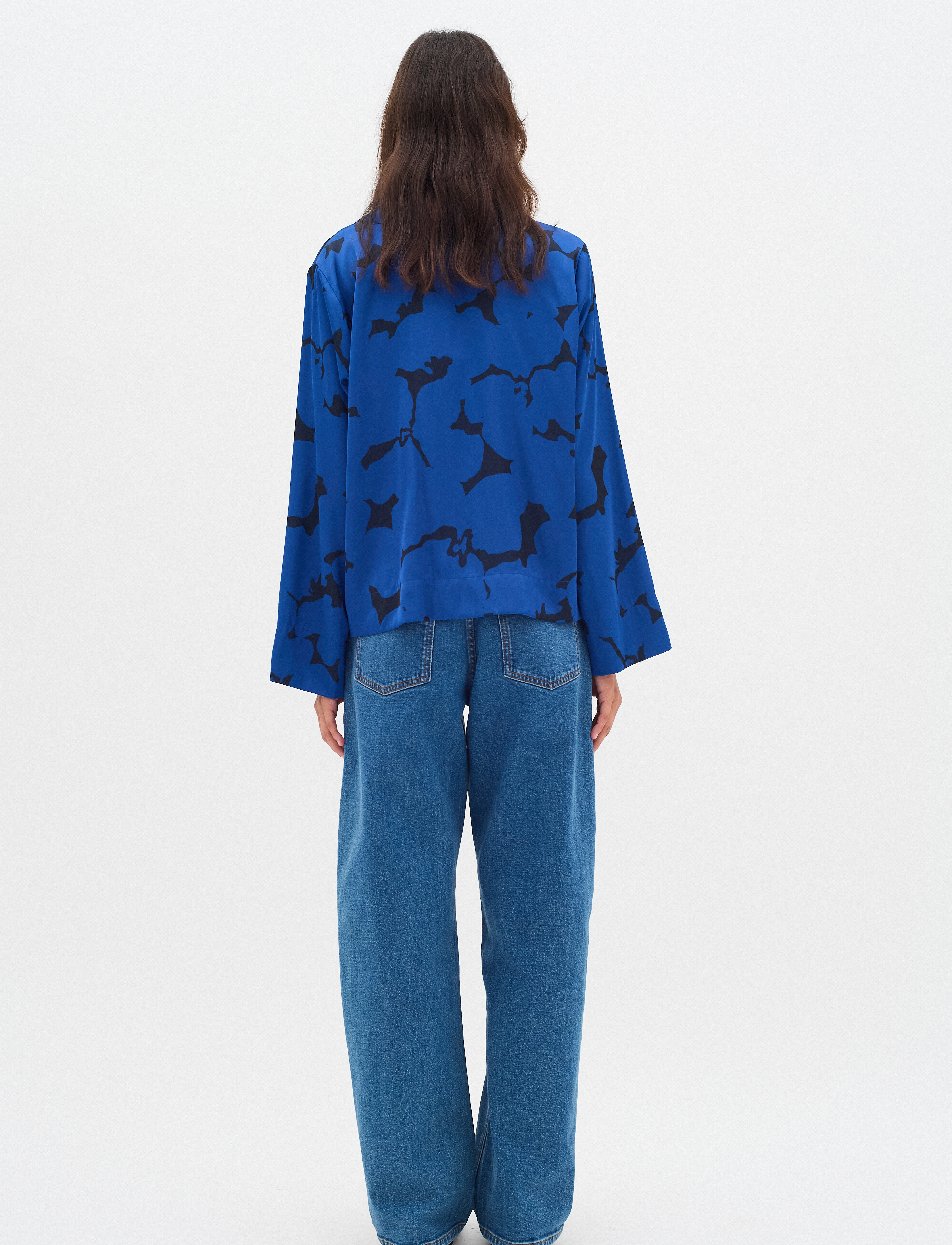 InWear - MehinaIW Blouse - langærmede bluser - blue reversed flowers - 5