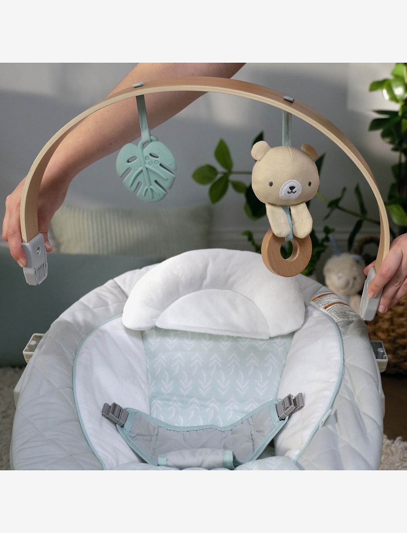 Ingenuity - Cosy Spot skråstol med aktivitetsbøjle i træ - babysitters & gungor - multi coloured - 2