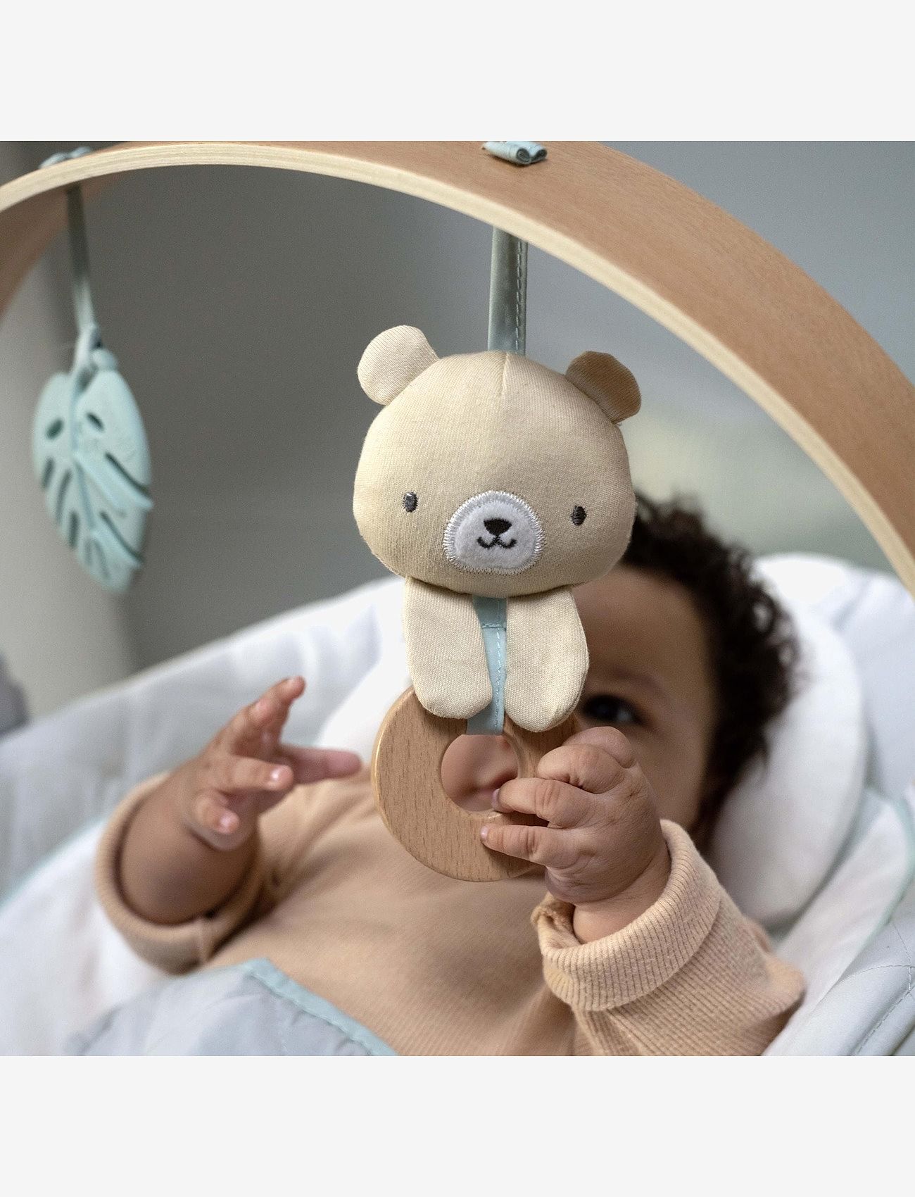 Ingenuity - Cosy Spot skråstol med aktivitetsbøjle i træ - babysitters & gungor - multi coloured - 3