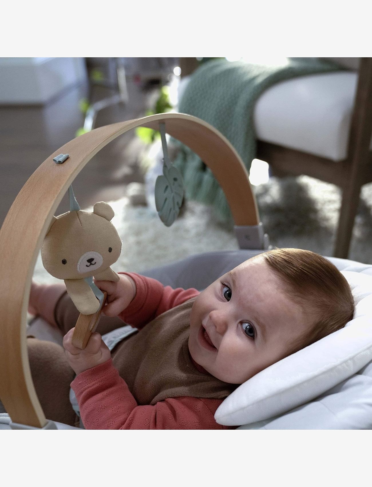 Ingenuity - Cosy Spot skråstol med aktivitetsbøjle i træ - babysitters & gungor - multi coloured - 4