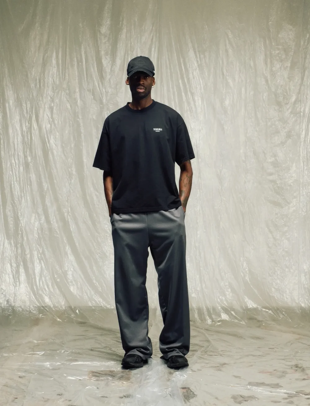 Isnurh - Isnurh Basement Relax fitted t-shirt - lühikeste varrukatega t-särgid - black - 0