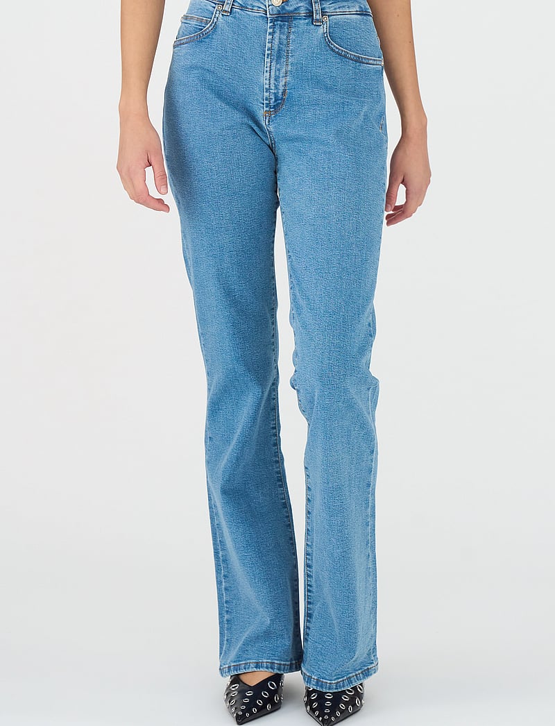IVY Copenhagen - IVY-Tara Flare Jeans Wash Westminst - schlaghosen - denim blue - 4
