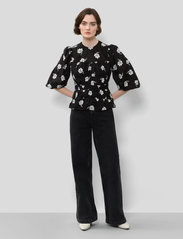 IVY OAK - BRENDA GATHERED BLOUSE - blouses met lange mouwen - aop bi-color flower black - 2