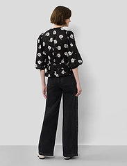 IVY OAK - BRENDA GATHERED BLOUSE - long-sleeved blouses - aop bi-color flower black - 5