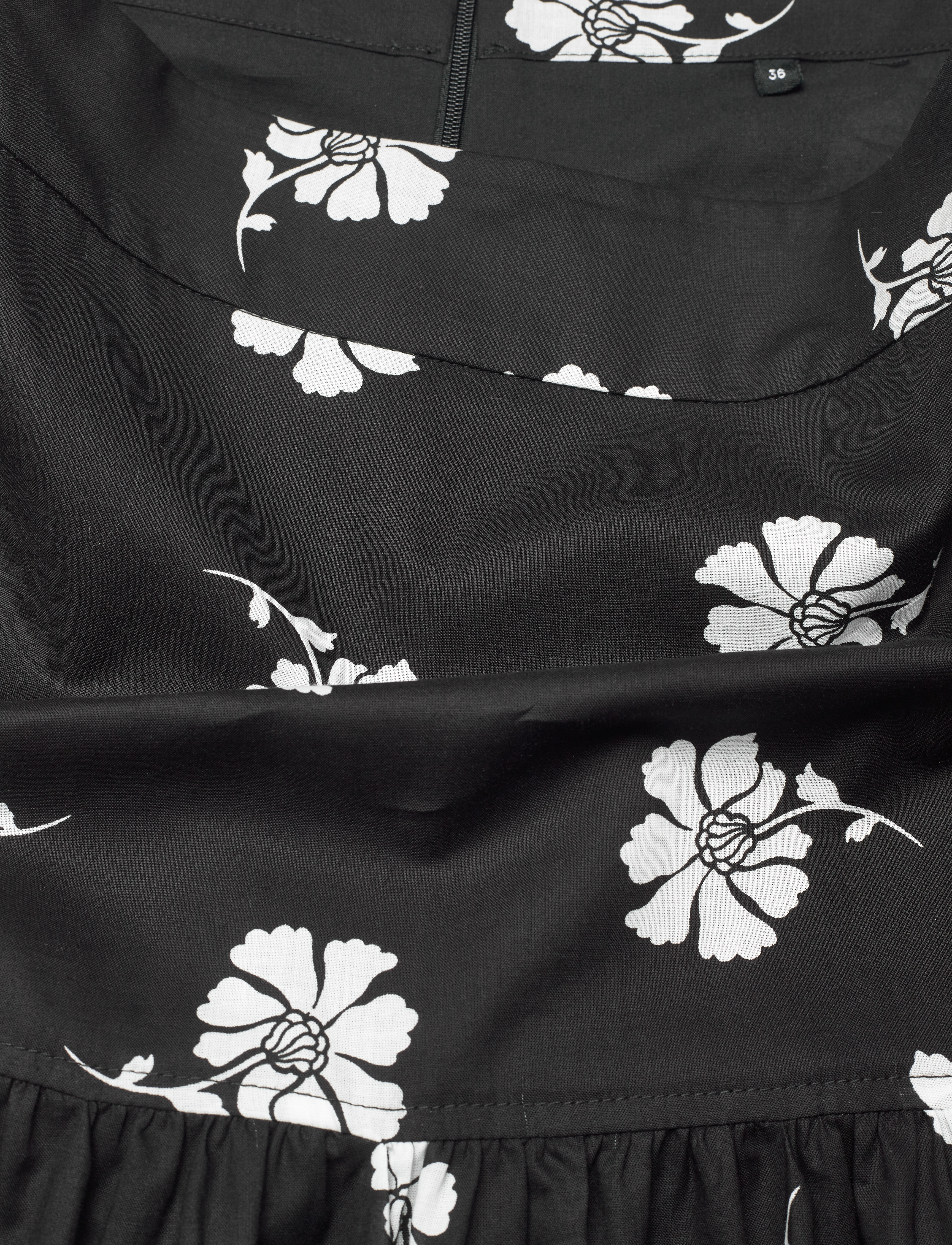 IVY OAK - Maxi Length Skirt Short - aop bi-color flower black - 2