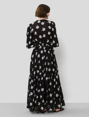 IVY OAK - DERJA GATHERED DRESS MAXI LENGTH - maxi dresses - aop bi-color flower black - 5