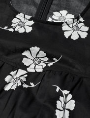 IVY OAK - DERJA GATHERED DRESS MAXI LENGTH - ilgos suknelės - aop bi-color flower black - 7