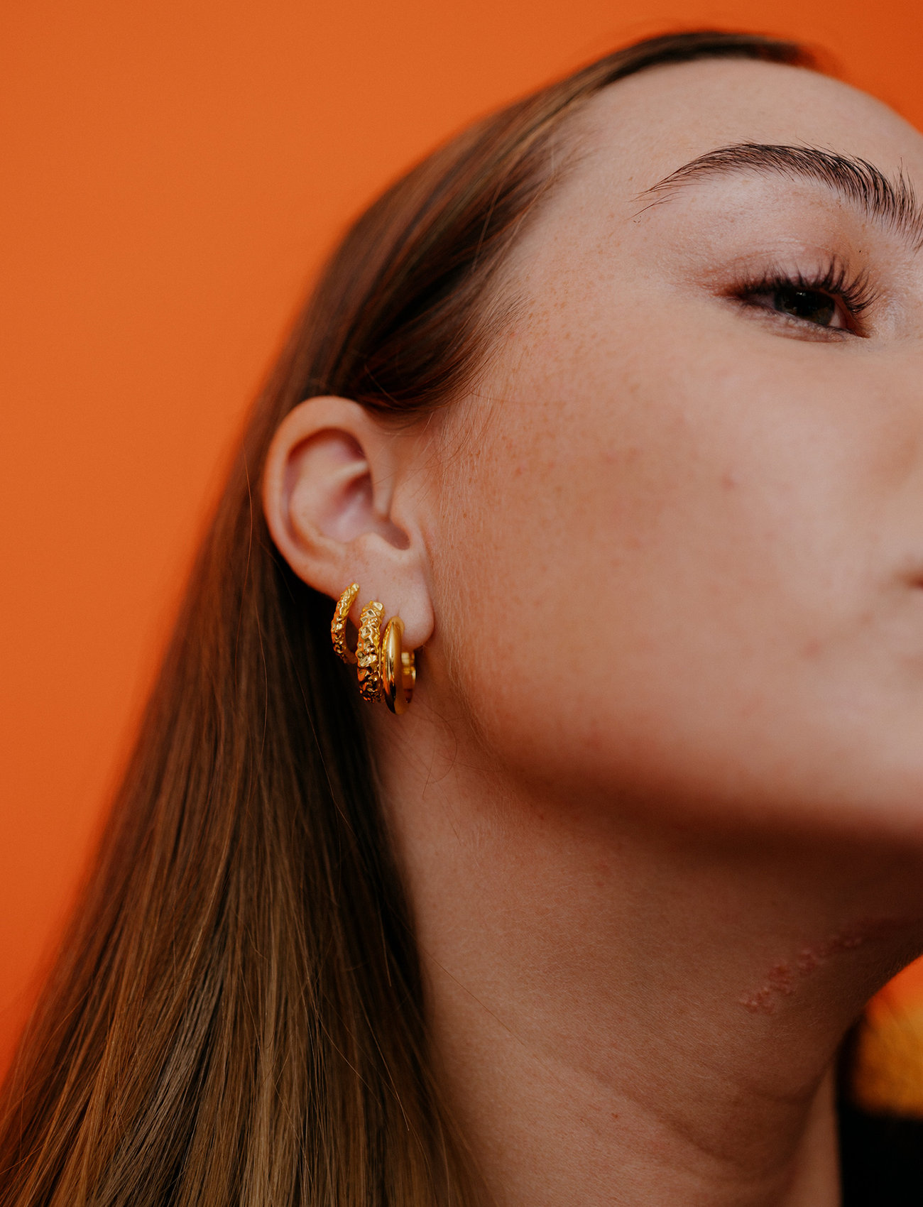 IX Studios - IX Crunchy Edge Earrings - hoops kõrvarõngad - gold - 0