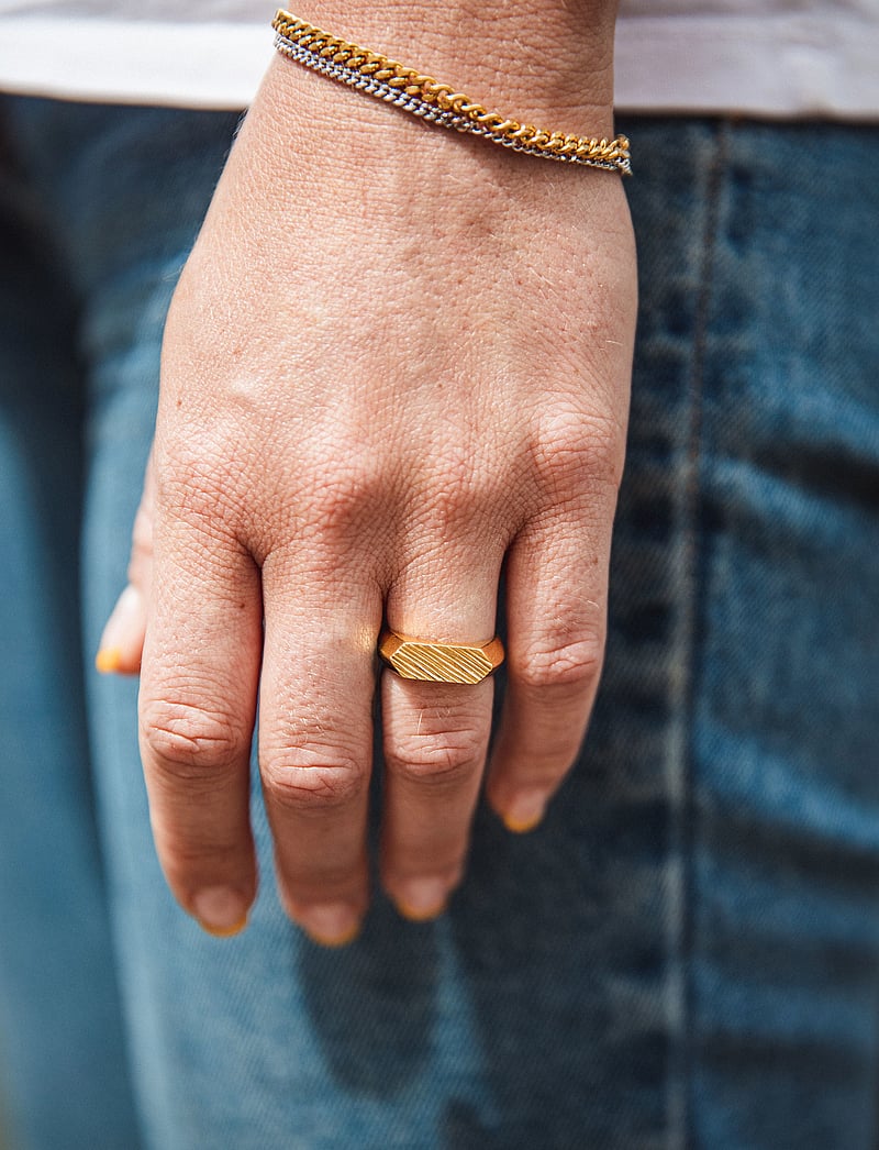 IX Studios - IX Mini Brushed Hexagon Ring - ringe - gold - 3