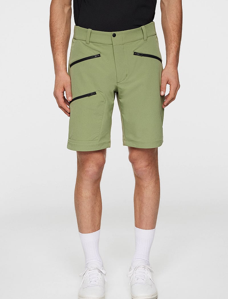 J. Lindeberg - Adrian Softshell Shorts - välijoped - oil green - 0