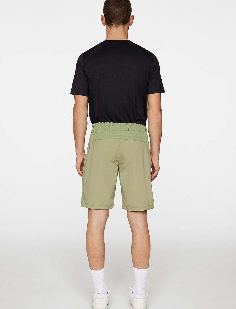 J. Lindeberg - Adrian Softshell Shorts - välijoped - oil green - 3