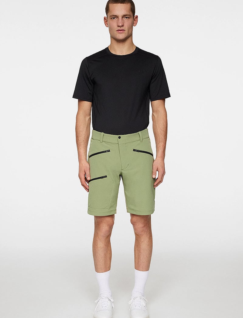 J. Lindeberg - Adrian Softshell Shorts - välijoped - oil green - 4