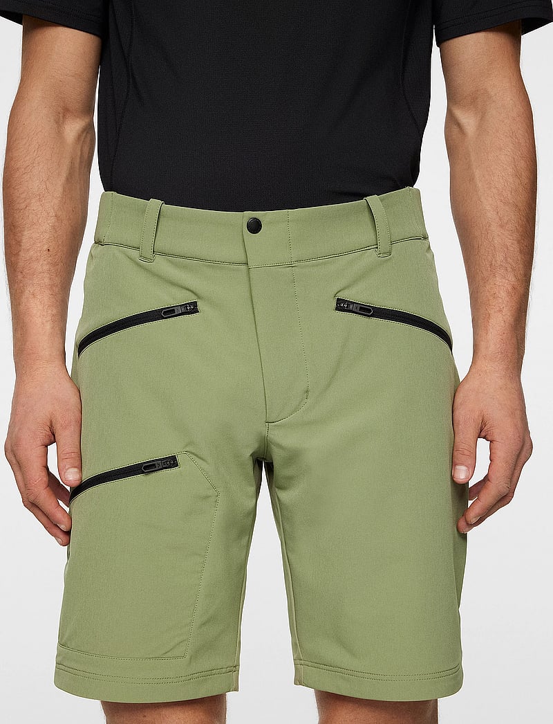 J. Lindeberg - Adrian Softshell Shorts - välijoped - oil green - 5