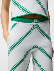 J. Lindeberg - Emmie Knitted Pant - urheiluhousut - green bias stripe - 4