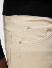 J. Lindeberg - Jay Solid Stretch Jeans - kitsad teksad - oyster gray - 4