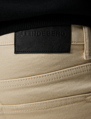 J. Lindeberg - Jay Solid Stretch Jeans - kitsad teksad - oyster gray - 5