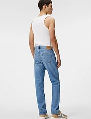 J. Lindeberg - Cody Washed Regular Jeans - nordic style - light blue - 3