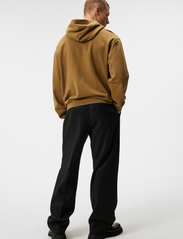 J. Lindeberg - Karson Graphic Hoodie - sweatshirts - butternut - 2