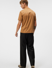 J. Lindeberg - Adan Logo Mock Neck Tee - laisvalaikio marškinėliai - chipmunk - 2