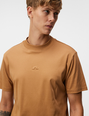 J. Lindeberg - Adan Logo Mock Neck Tee - laisvalaikio marškinėliai - chipmunk - 4