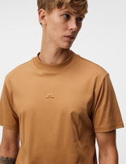 J. Lindeberg - Adan Logo Mock Neck Tee - perus t-paidat - chipmunk - 4