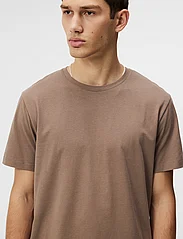 J. Lindeberg - Sid Basic T-Shirt - basic shirts - walnut - 5
