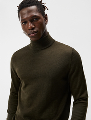 J. Lindeberg - Lyd Merino Turtleneck Sweater - golfy - forest green - 4