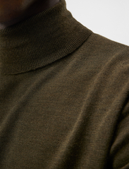 J. Lindeberg - Lyd Merino Turtleneck Sweater - megztiniai su aukšta apykakle - forest green - 5