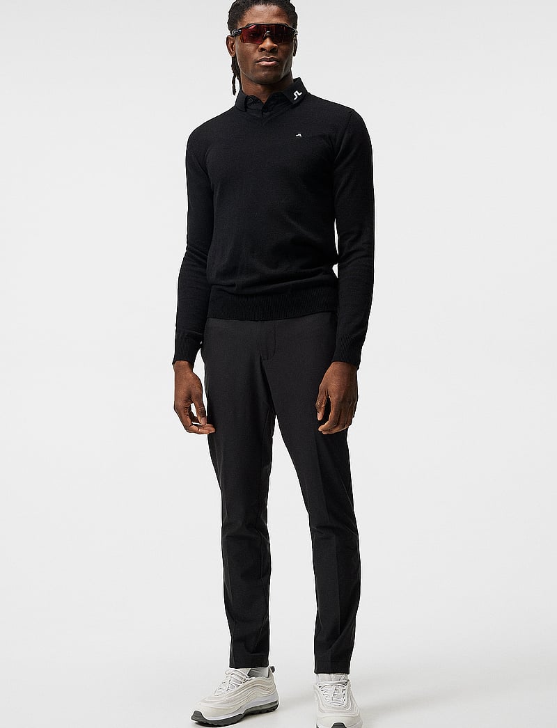 J. Lindeberg - Lymann Merino V-neck Sweater - v-ringat - black - 4