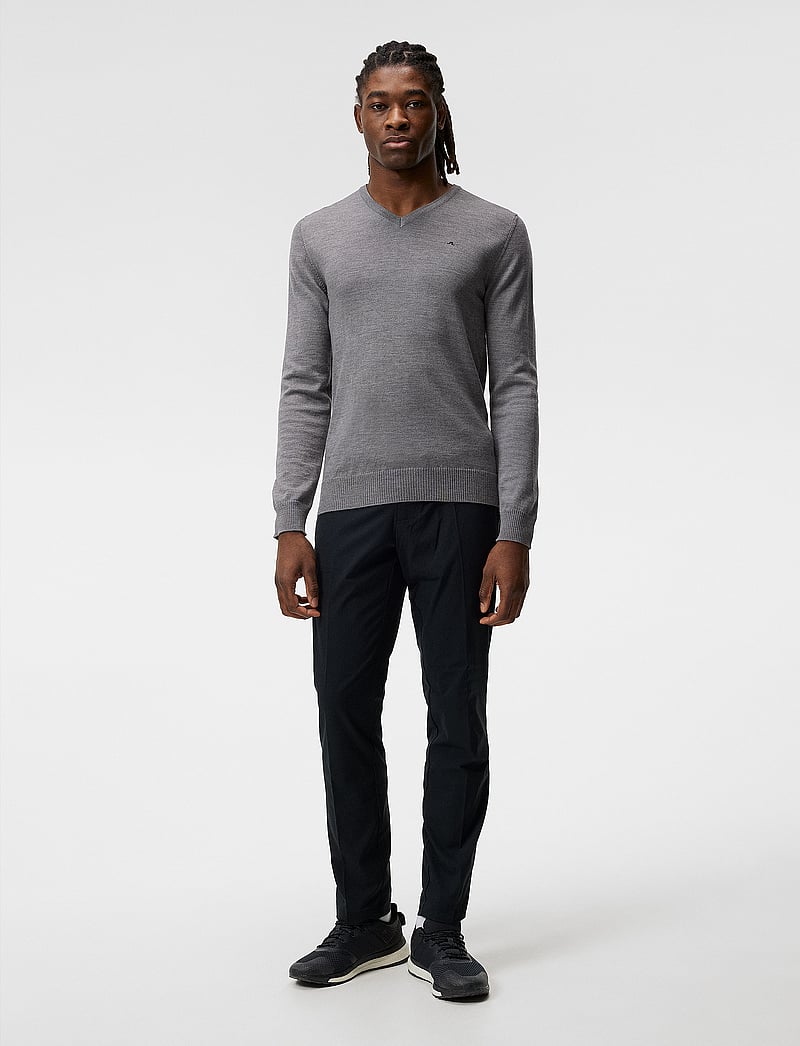 J. Lindeberg - Lymann Merino V-neck Sweater - v-kaelusega kudumid - grey melange - 4