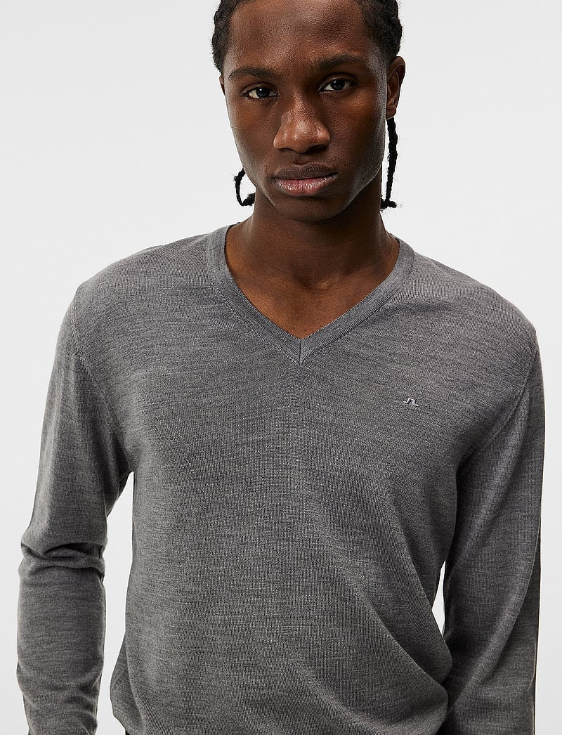J. Lindeberg - Lymann Merino V-neck Sweater - v-kaelusega kudumid - grey melange - 5