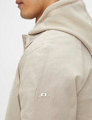 J. Lindeberg - Cane Micro Twill Coat - light coats - sand grey - 5