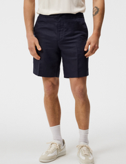 J. Lindeberg - Baron Tencel Linen Shorts - linased lühikesed püksid - jl navy - 1