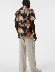 J. Lindeberg - Elio Tropical Print Reg Shirt - kortærmede skjorter - jl navy - 2