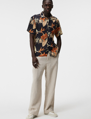 J. Lindeberg - Elio Tropical Print Reg Shirt - kortærmede skjorter - jl navy - 3