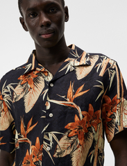 J. Lindeberg - Elio Tropical Print Reg Shirt - kortærmede skjorter - jl navy - 4