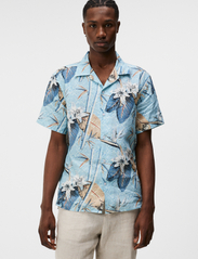 J. Lindeberg - Elio Tropical Print Reg Shirt - pellavakauluspaidat - dream blue - 2