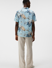 J. Lindeberg - Elio Tropical Print Reg Shirt - pellavakauluspaidat - dream blue - 3