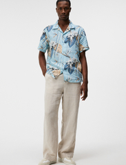 J. Lindeberg - Elio Tropical Print Reg Shirt - hørskjorter - dream blue - 4
